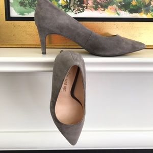 SUEDE GRAY NINE WEST PUMPS